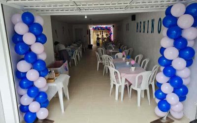 Coluna de balões azul e rosa