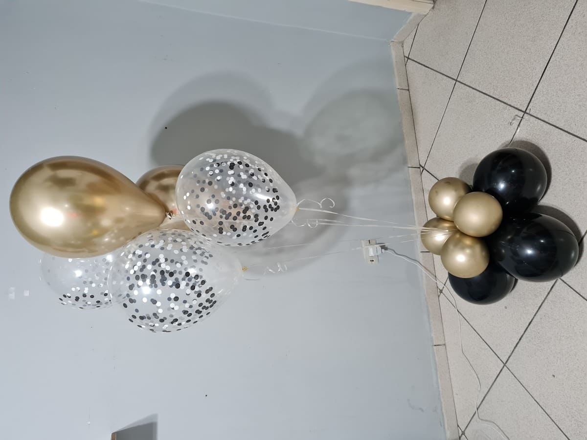 Buque de Baloes de Gas Helio Preto e DouradoBuque de Baloes de Gas Helio Preto e Dourado