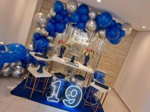 Mini Table Aniversario cortina metalizada Prata