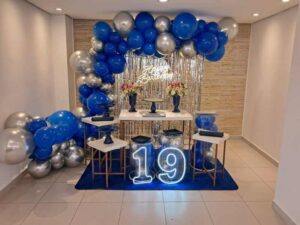 Mini Table Aniversario cortina metalizada Prata