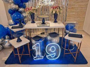 Mini Table Aniversario cortina metalizada Prata